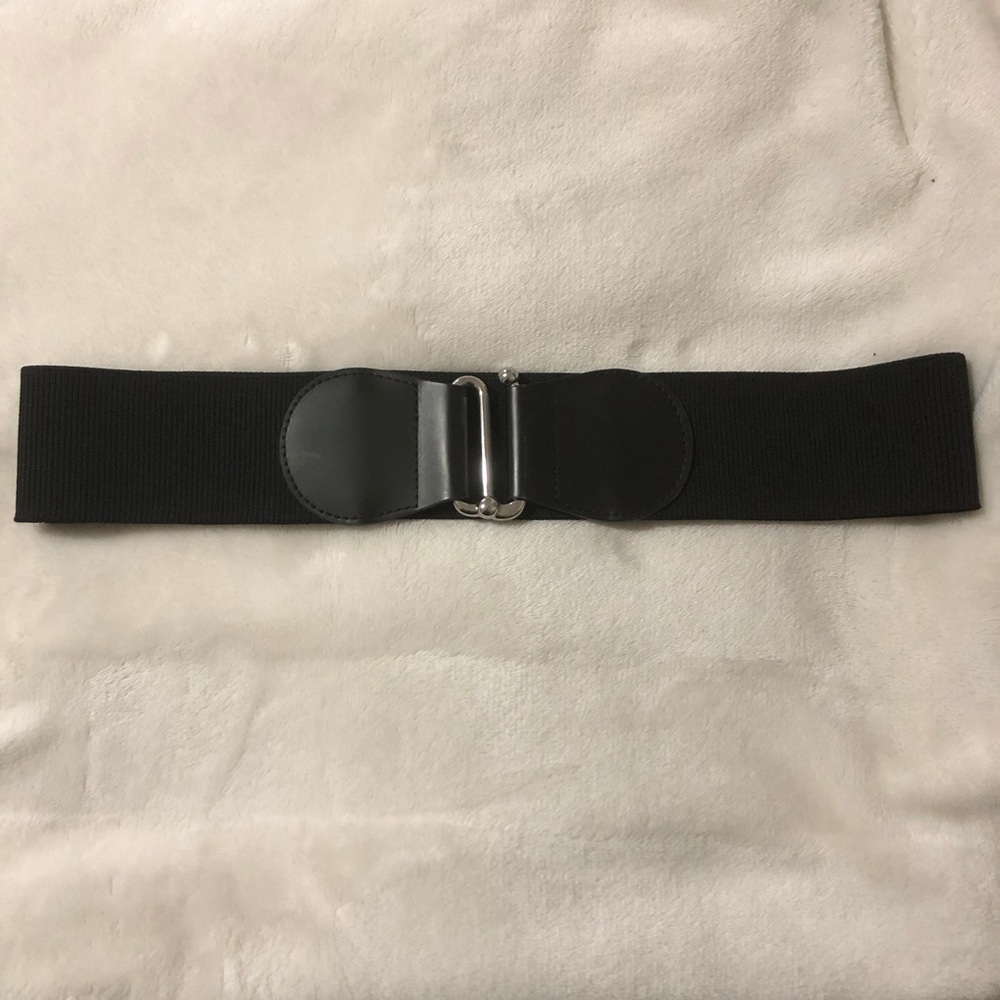 Express wide stretch belt with silver loop closure